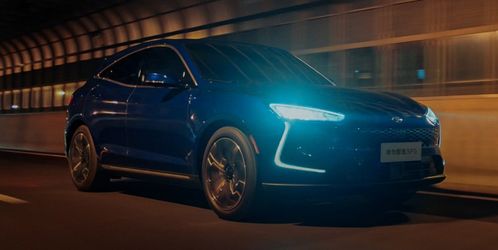 华为首款汽车正式开售，起步价22万引热议，自动驾驶未搭载引网友遗憾